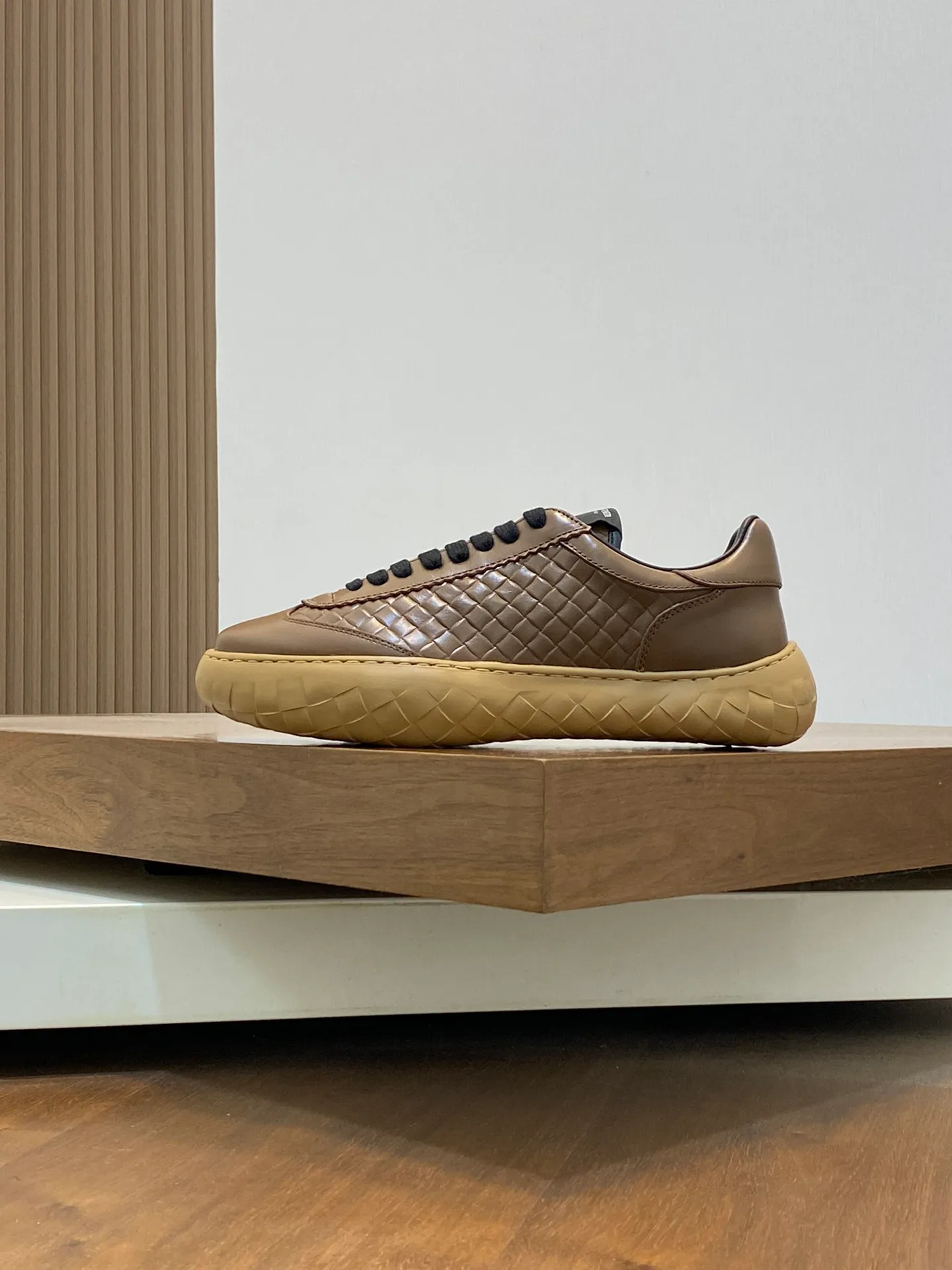p440💰Men's Shoes BV/Bottega Veneta🆕The new men's moral training sneakers, made of Sneaker technology nylon and suede, inspired by retro basketball shoes, a new interpretation of classic sneakers, a lightweight, comfortable and breathable summer must-have item, the soles are made of classic woven texture, super recognizable, nylon suede stitching, full of texture!  Size: 38-45